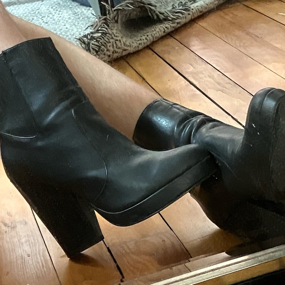 Eco-friendly faux leather boots - Picture 2 of 2